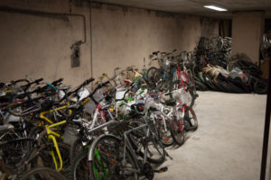 Vélos entreposés dans un sous-sol.