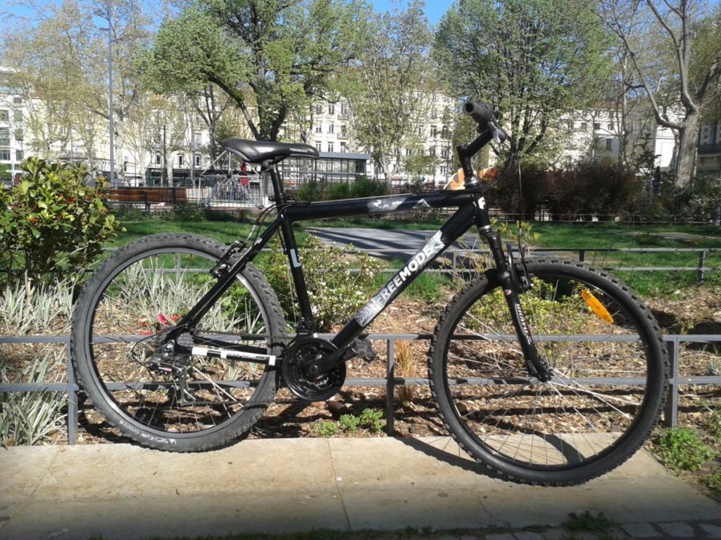 Couleur noir des roues au gidon en passant par la selle