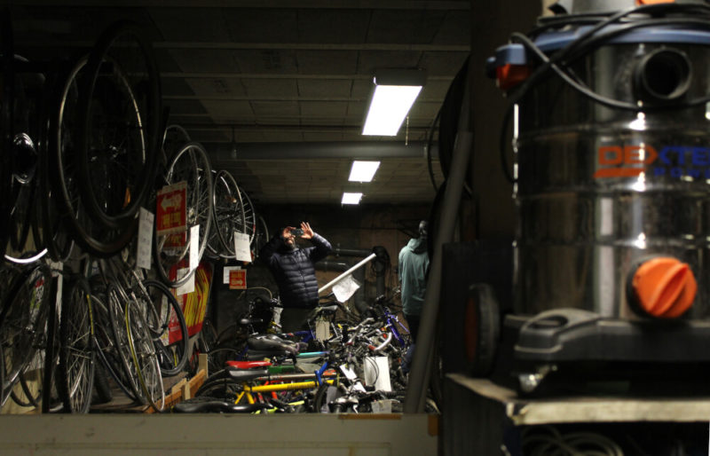 Au sous-sol d'Ocivélo parmi les centaines de vélo un participant impressionné prend une photo des lieux.