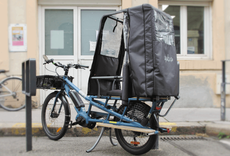 Vélo cargo éléctrique avec siége arrière adultes et enfants et cabine de pluie pour les passagers à Saint-Étienne