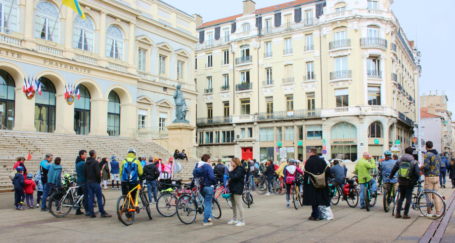 Balade femmes filles et compagnie organisée par Ocivélo, départ devant l’Hôtel de Ville de Saint-Étienne.
