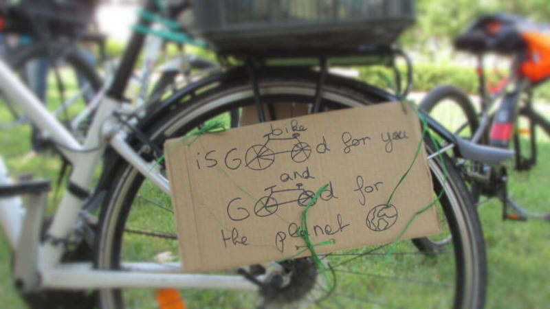 Vélo décoré d'un carton "Bike is goog for you and for the planet"