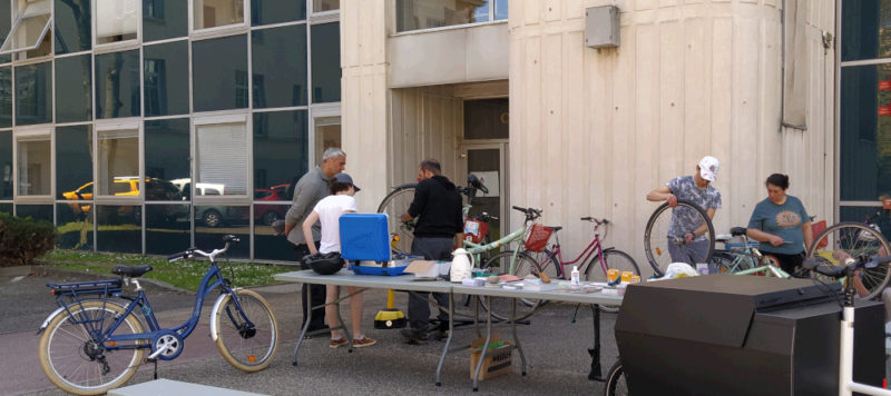 Atelier d'auto-réparation mobile à l'École des mines de Saint-Étienne.