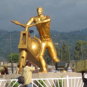 Statue du Tchoukoudou, dorée, don d’un riche habitant (source France-Info)
Statuo de Ĉukudu, or-kovrita, donaco de riĉa loĝanto (fonto France-Info)